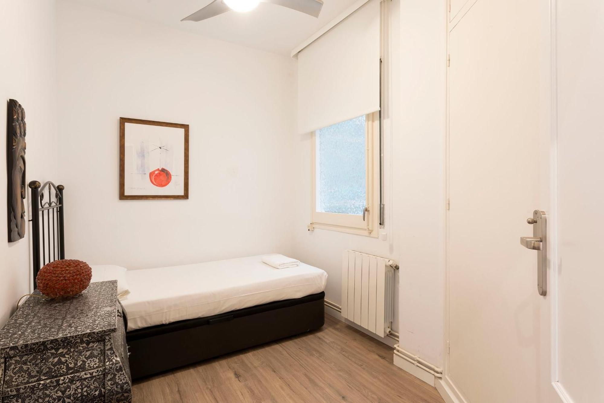 Cozy Near Fira Gran Via With Ac Apartment